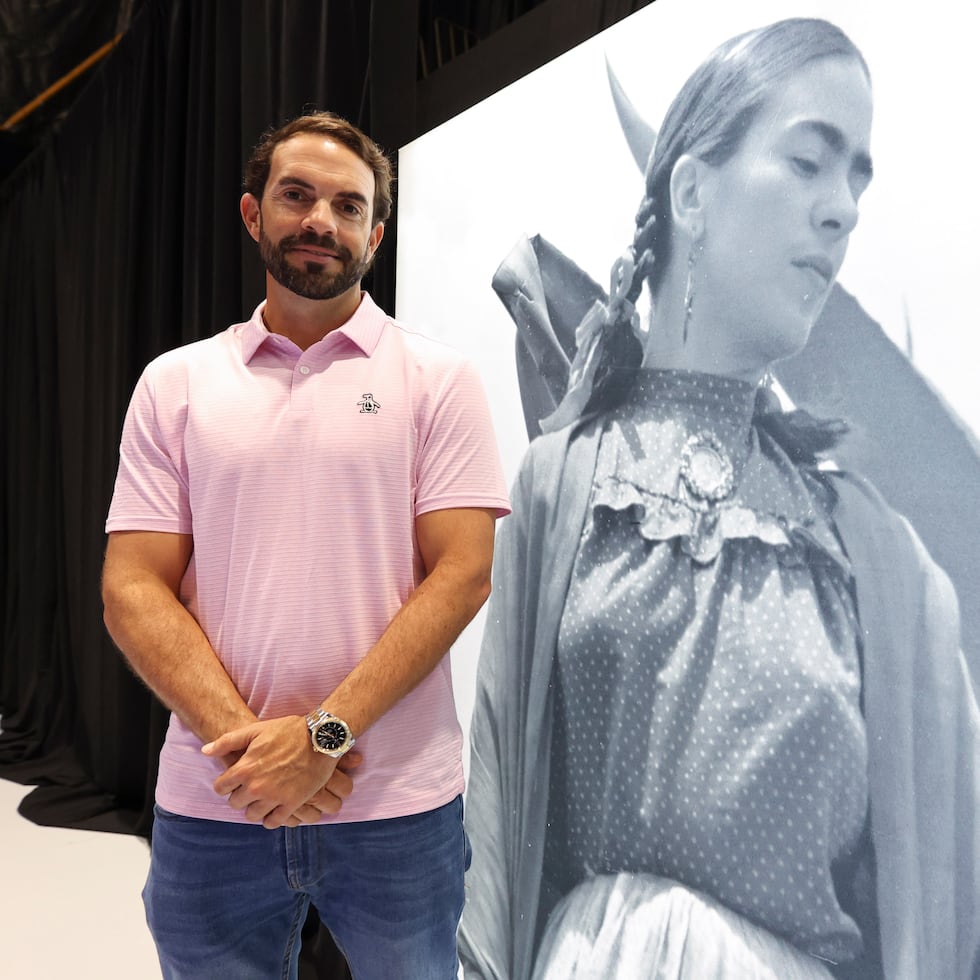 El productor Paco López durante el montaje de la exhibición "Frida Kahlo: La Biografía Inmersiva" en el Coliseíto Pedrín Zorrilla, en San Juan.