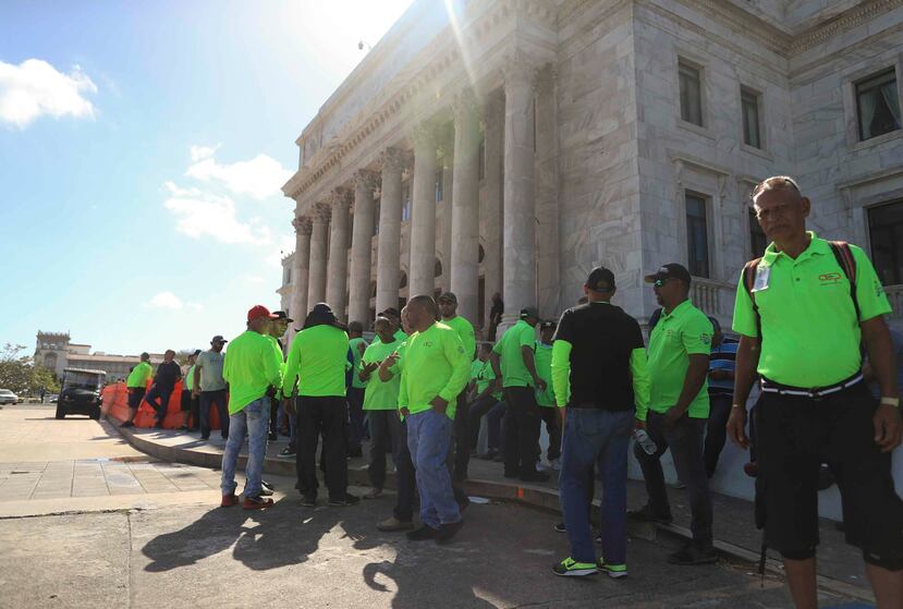 Empleados de la AEP se manifestaron hoy previo a la sesión legislativa que evalúa la reforma educativa.