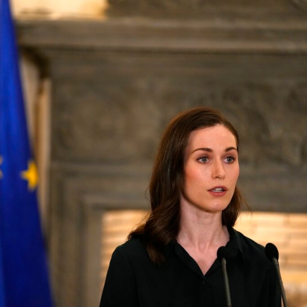 La primera ministra de Finlandia, Sanna Marin, habla después de una reunión con su homólogo griego, Kyriakos Mitsotakis, en Atenas, Grecia, el 28 de abril de 2022.