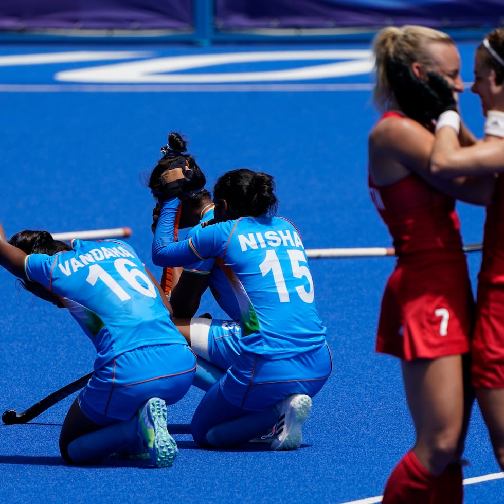 Vandana Katariya (16) y Nisha (15), del equipo de India, se arrodillan después de perder el partido por la medalla de bronce en hockey femenino de campo contra Gran Bretaña.