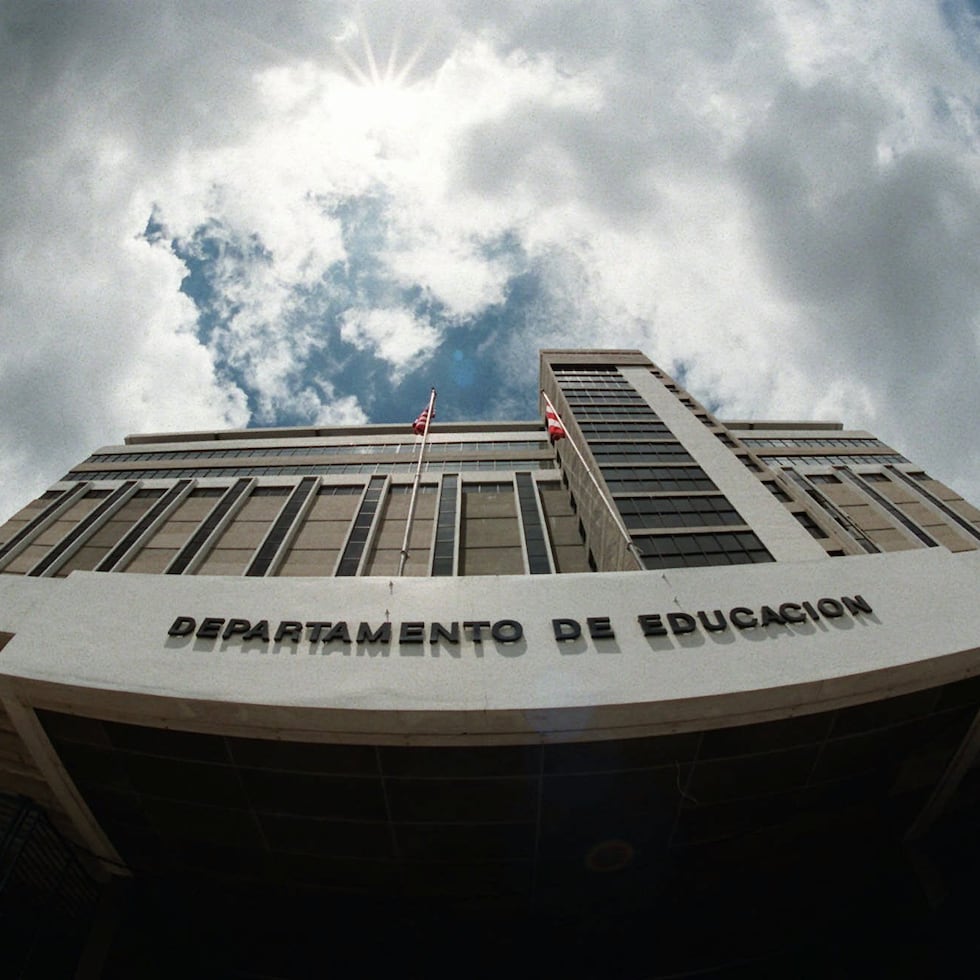 Foto del edificio que albergaba la sede del Departamento de Educación en Hato Rey.