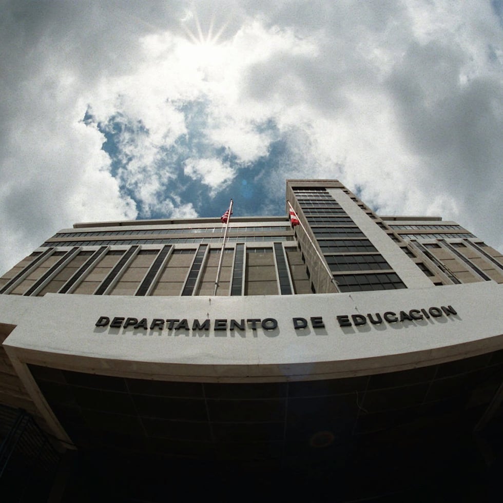 Foto del edificio que albergaba la sede del Departamento de Educación en Hato Rey.