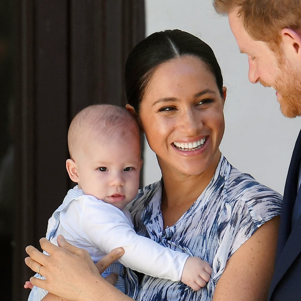 Los duques de Sussex junto a su hijo Archie durante su visita a Sudáfrica en 2019.