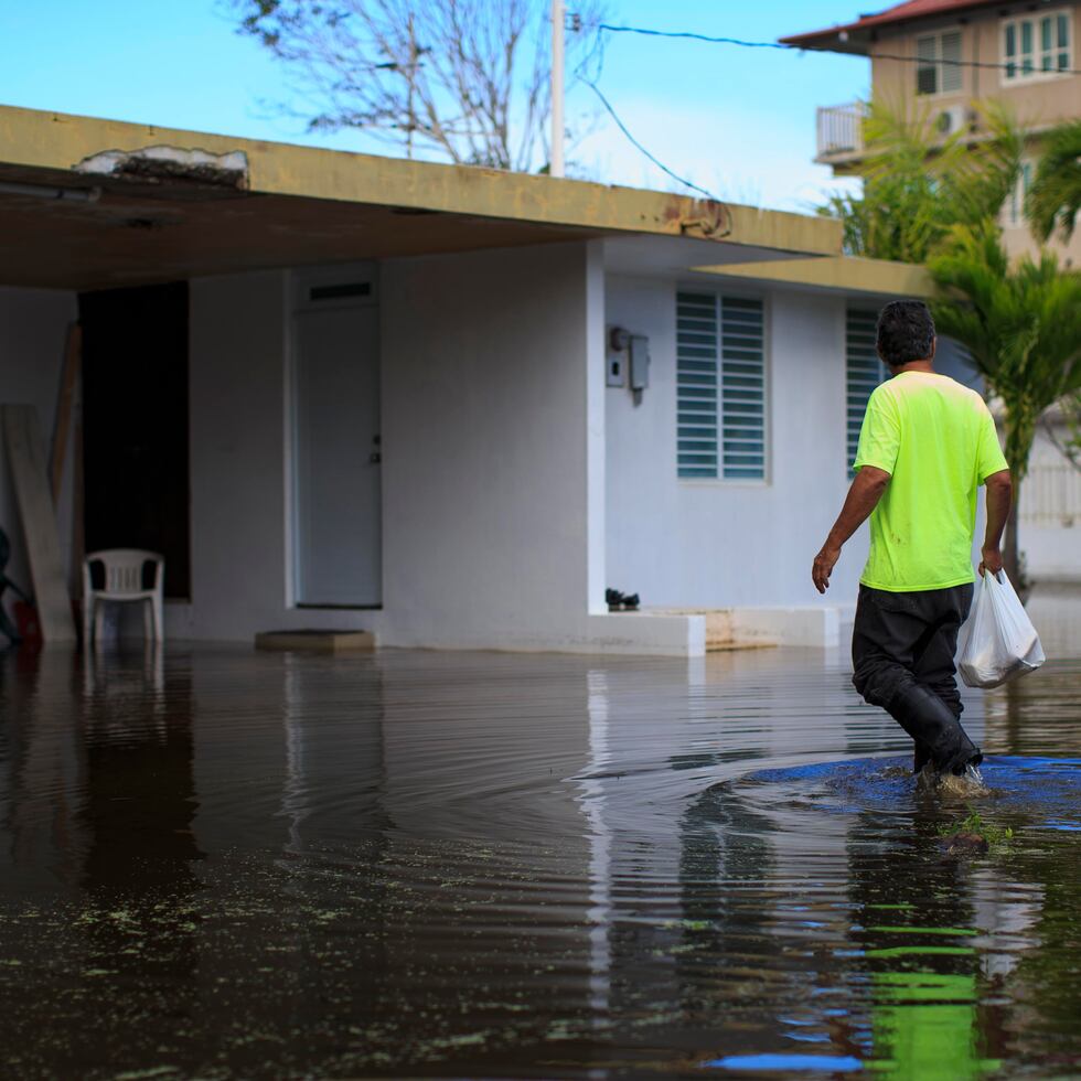 Vega Baja , Puerto Rico, Febrero 7 , 2022 - MCD - FOTOS para ilustrar una historia sobre los estragos de las lluvias que han estado cayendo en Puerto Rico y que se report una acumulacin de mas de 15 pulgadas de lluvia. EN LA FOTO Jorge Lpez (vecino del sector El Corozo en Playa Cerro Gordo) tiene que cruzar por el patio de una vecina para poder acusar a su hogar debido a la inundacin en la comunidad .  
FOTO POR:  tonito.zayas@gfrmedia.com
Ramon " Tonito " Zayas / GFR Media