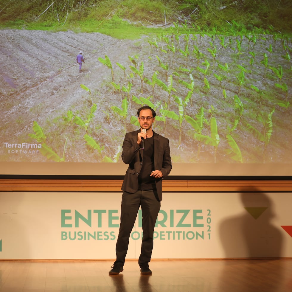 En la foto, Alejandro Mieses, de Terra Firma, ganador del primer lugar de la competencia.