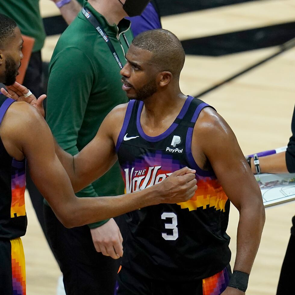 Mikal Bridges (25) celebra con Chris Paul (3) la victoria de los Suns en el segundo juego de las Finales.