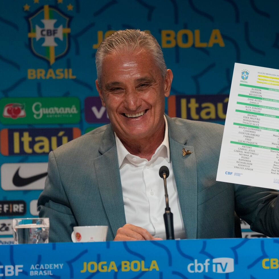 El técnico de Brasil Tite anuncia la convocatoria de la selección nacional para el Mundial de Qatar 2022 en Río de Janeiro, el lunes 7 de noviembre 2022. (AP Foto/Silvia Izquierdo)