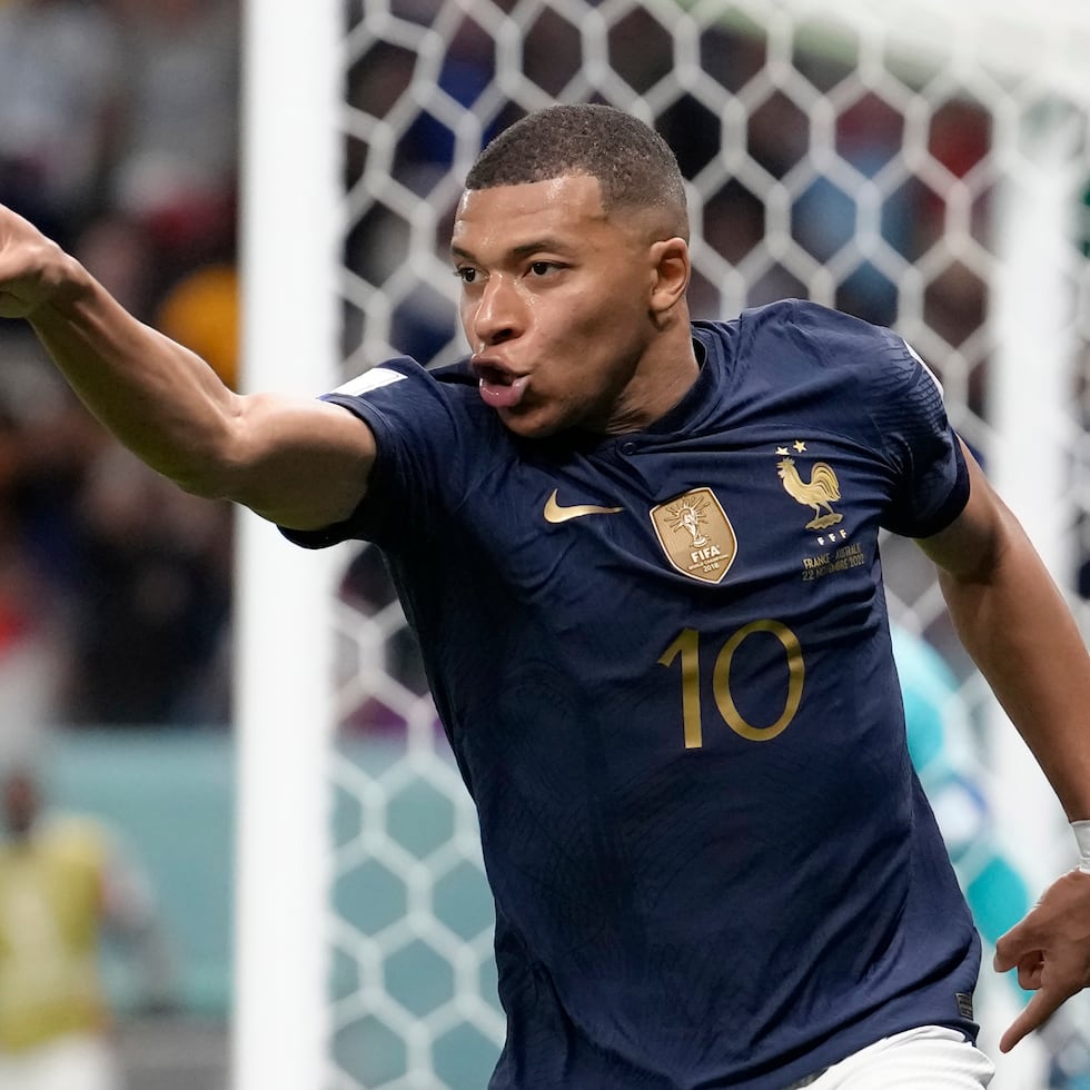 Kylian Mbappé y el campeón defensor Francia siguen con vida en búsqueda de repetir su título.