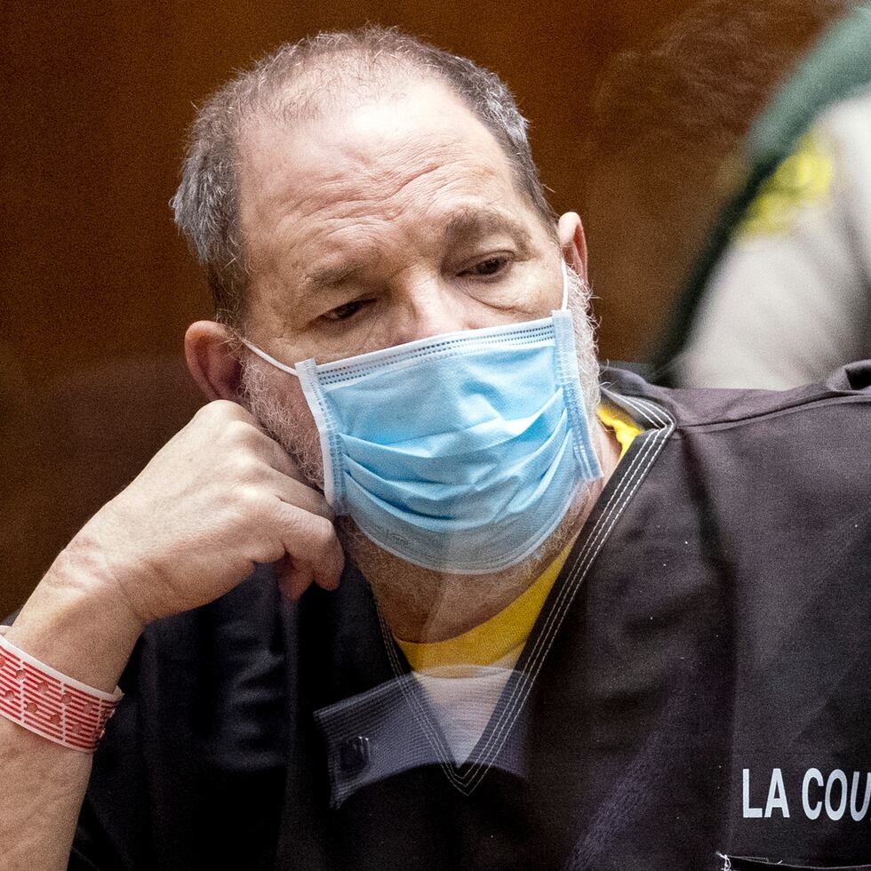 El ex productor cinematográfico y violador convicto Harvey Weinstein, de 69 años, escucha en la corte durante una audiencia previa a su juicio en Los Angeles el 29 de julio de 2021. (Etienne Laurent/Pool Photo via AP)