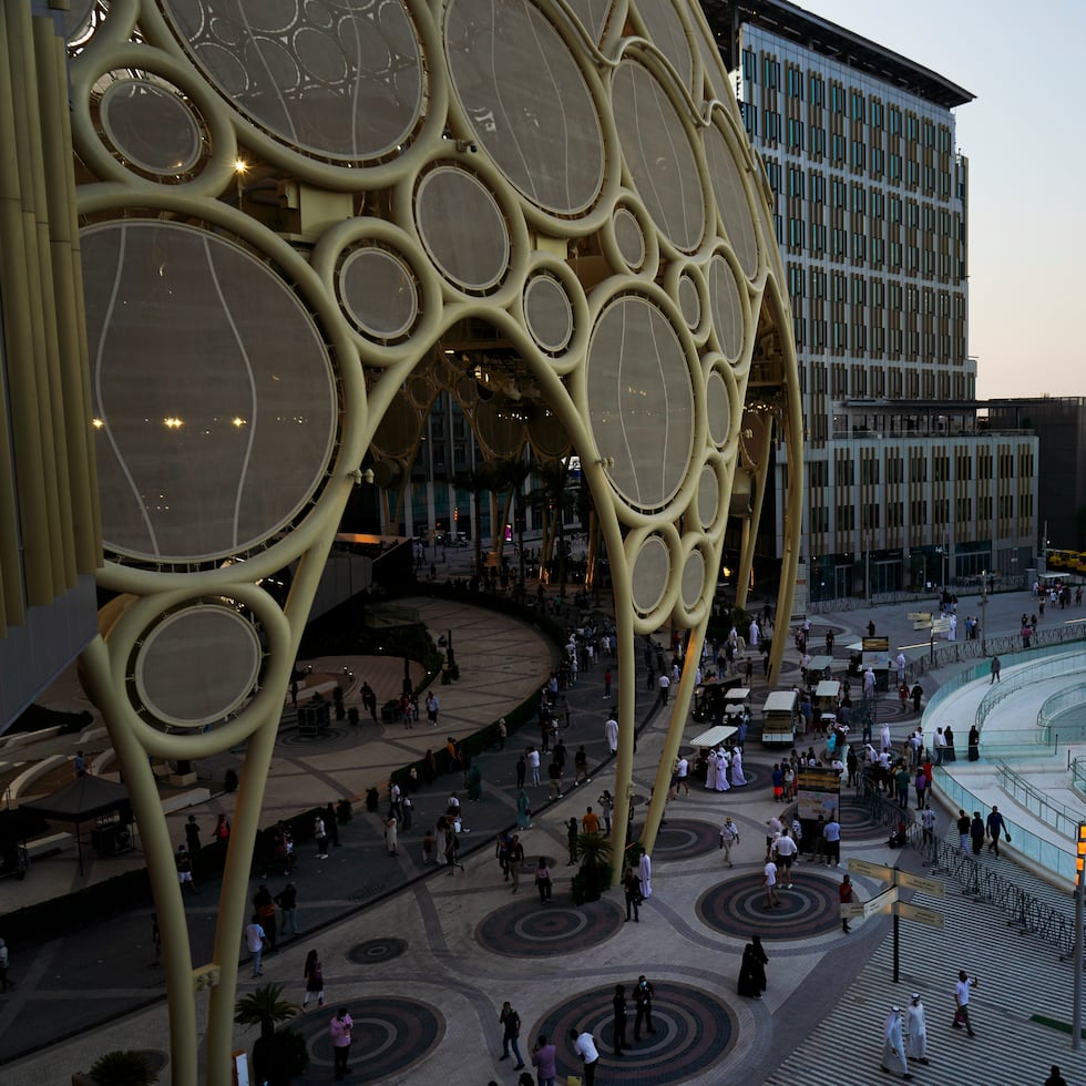 El Domo Al Wasl (izquierda) junto al pabellón de Emiratos Árabes Unidos (derecha) forma parte de la Expo 2020 en Dubái, Emiratos Árabes Unidos.