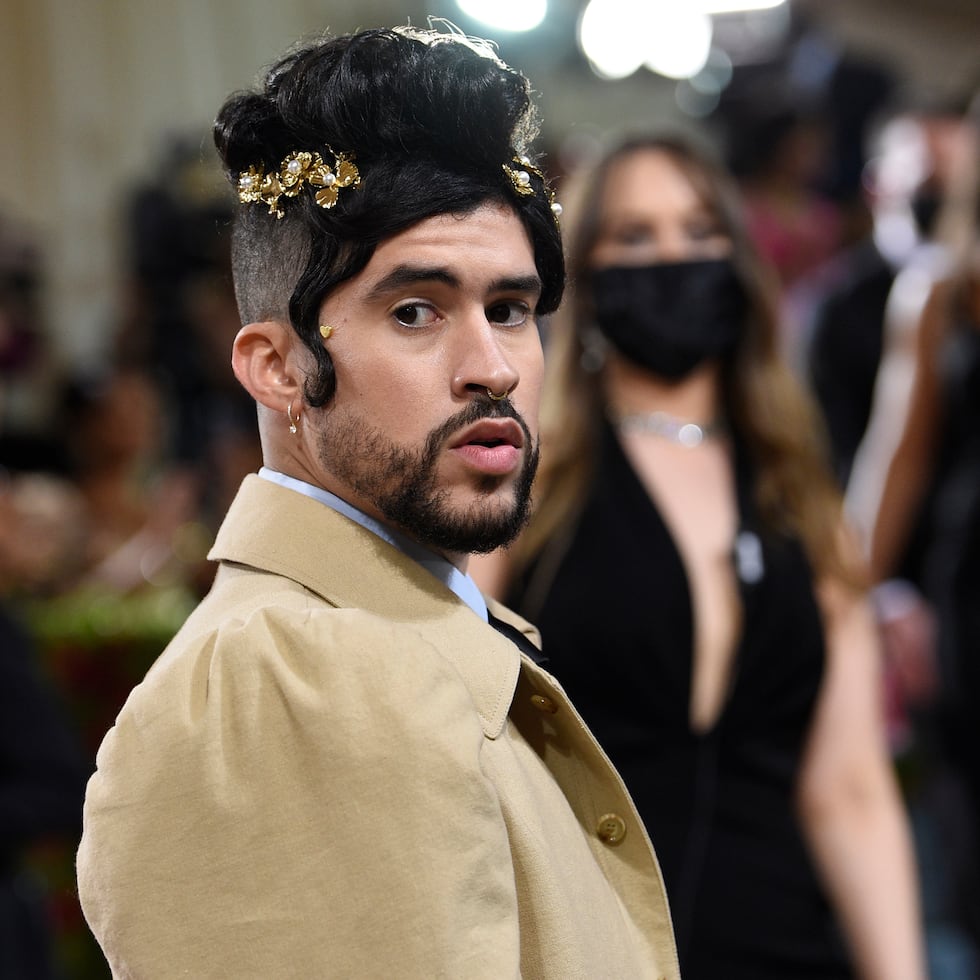 Bad Bunny atrajo la atención con su "look" andrógino en la Met Gala en Nueva York. (Photo by Evan Agostini/Invision/AP)