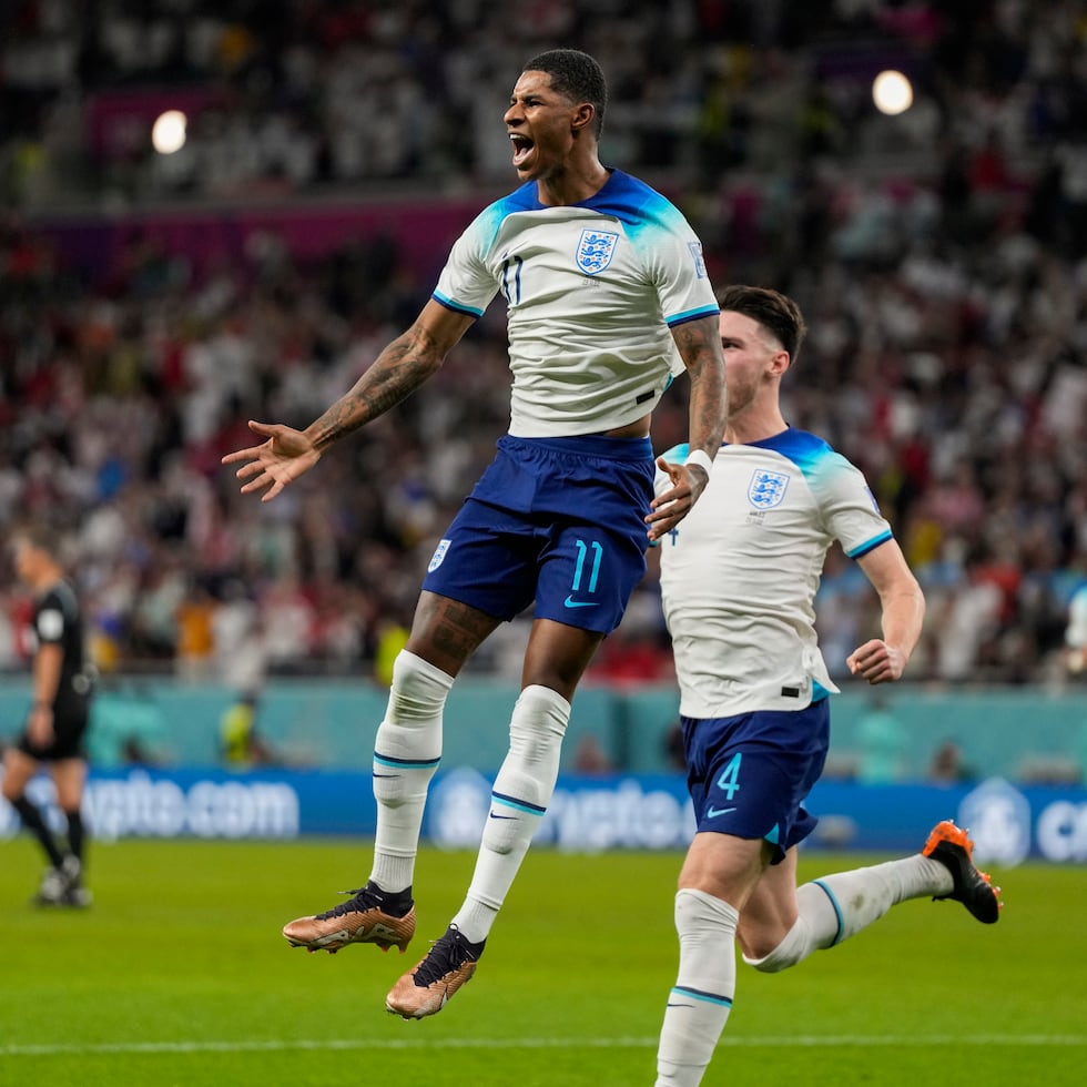 Marcus Rashford salta al celebrar el primer gol de Inglaterra ante Gales.