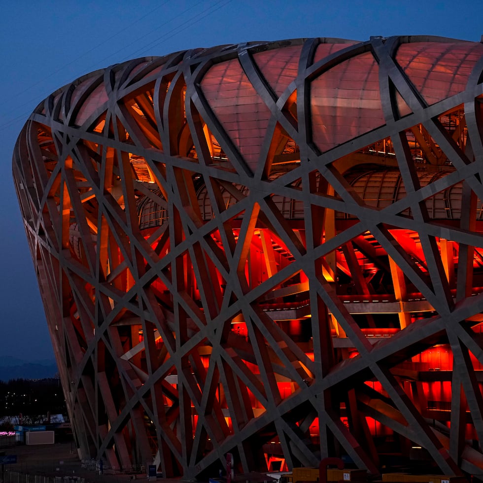 El Estadio Nacional y la Torre Olímpica iluminadas de rojo. Pekín aceptó albergar los Juegos de Invierno cuando otros países se retiraron de la contienda.