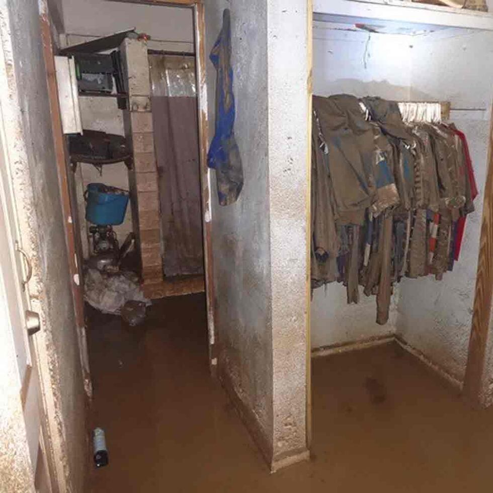 Vista de cómo quedó la ropa de Jeraldiel Pabón Negrón luego de que se inundara su casa. (Suministrada)