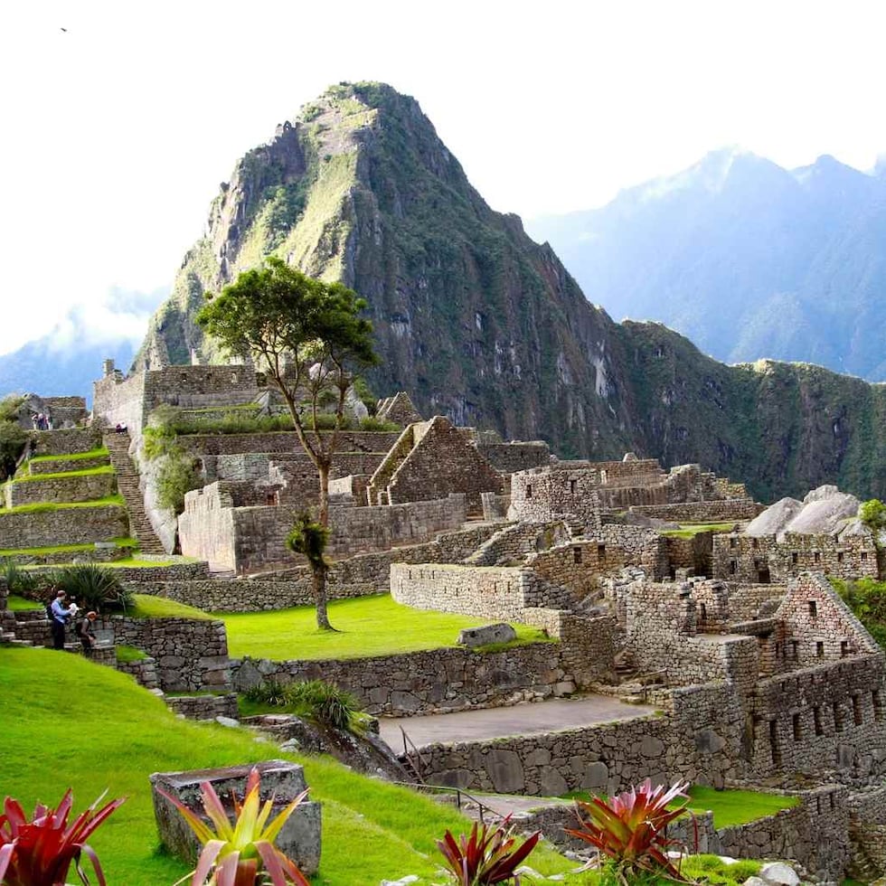 Machu Picchu, en Perú, fue construida en el siglo XV como santuario religioso de los Incas y se ubica en la Amazonía del sureste peruano a 8,169 pies de altura.