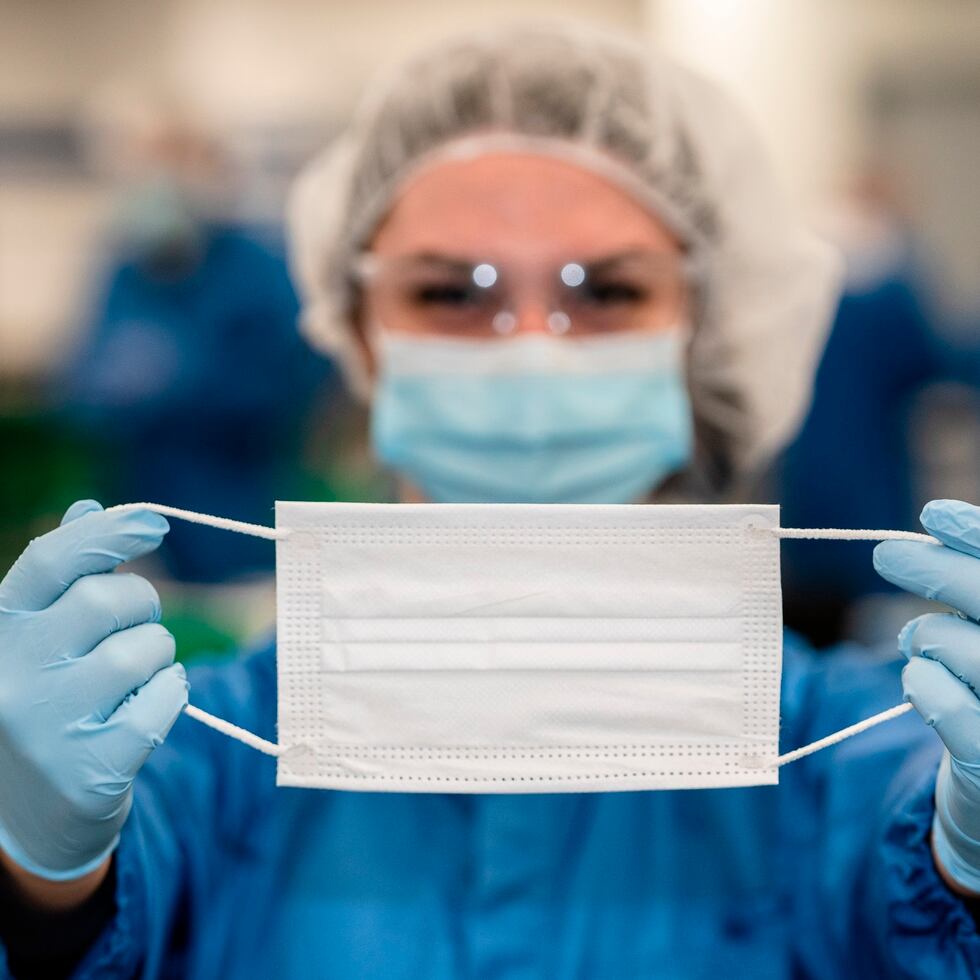 Fotografía cedida este martes por General Motors (GM) donde aparece una trabajadora de la compañía mientras muestra una mascarilla médica, producida en la planta que el fabricante de automóviles tiene en la localidad de Oshawa, Ontario (Canadá). General Motors (GM) ha empezado a producir este martes 10 millones de mascarillas para el Gobierno canadiense "a precio de costo", en un momento en que Canadá está redoblando los esfuerzos para obtener material de protección ante la escasez que sufre de equipos para luchar contra el COVID-19. EFE/Jessica Hayes/GM /
