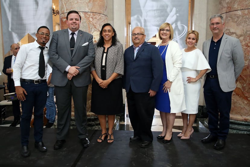 Desde la izquierda, John Paul López Villegas, Hevel Vélez, de The Knight Crew; Ivelisse Esquilín, Víctor Ortiz, de The Knight Crew; Lilian Rodríguez Capó, la doctora Sally Priester y Giovanni Brignoni.