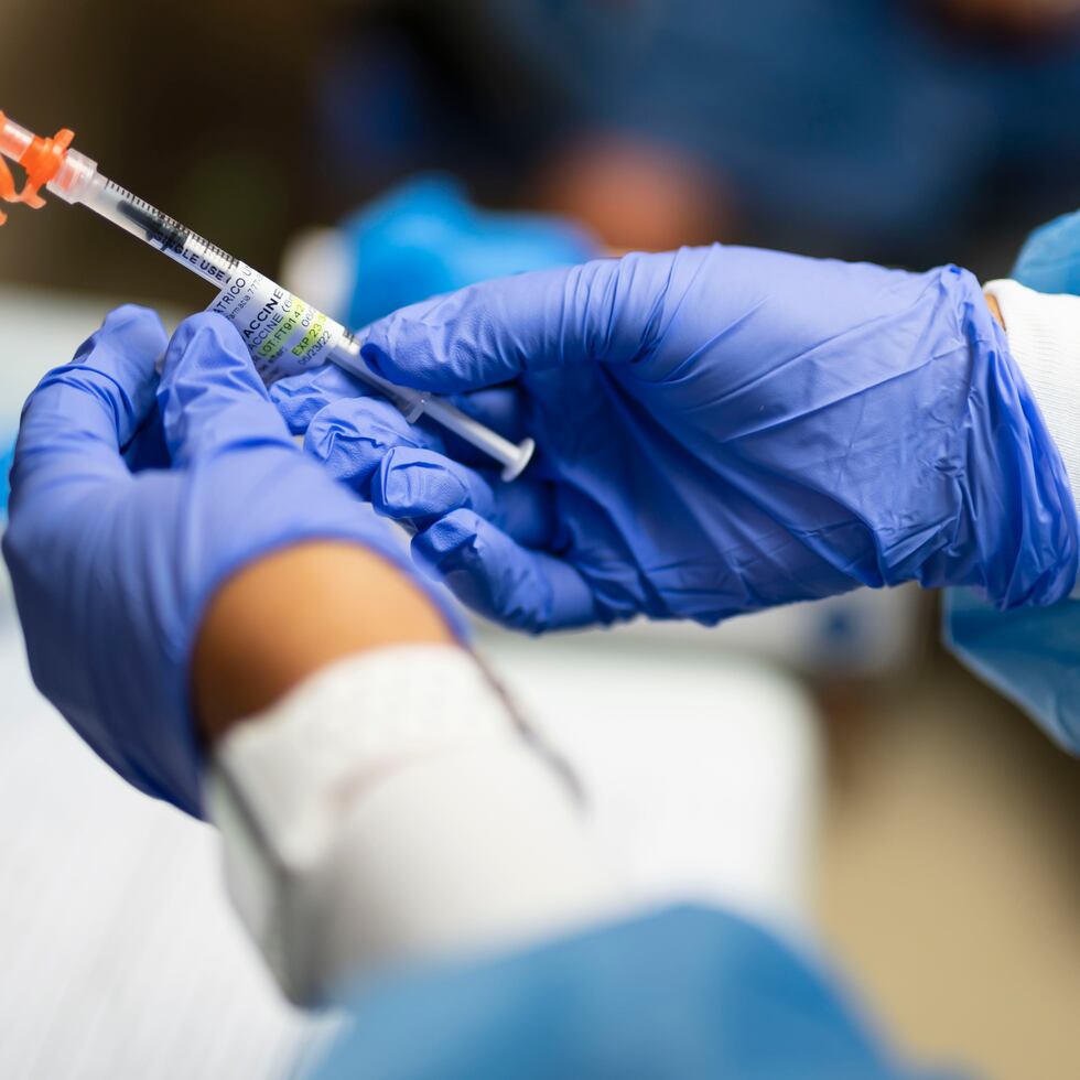 23 de junio de 2022. San Juan, PR. El Secretario de Salud de Puerto Rico, Carlos Mellado López, participa de la vacunación de infantes en el Hospital Pediátrico. Le acompañaron la principal oficial médico del Departamento de Salud Iris Cardona y la epidemióloga del Estado Melissa Marzán. FOTO POR: Carlos Rivera Giusti/GFR Media / carlos.rivera@gfrmedia.com