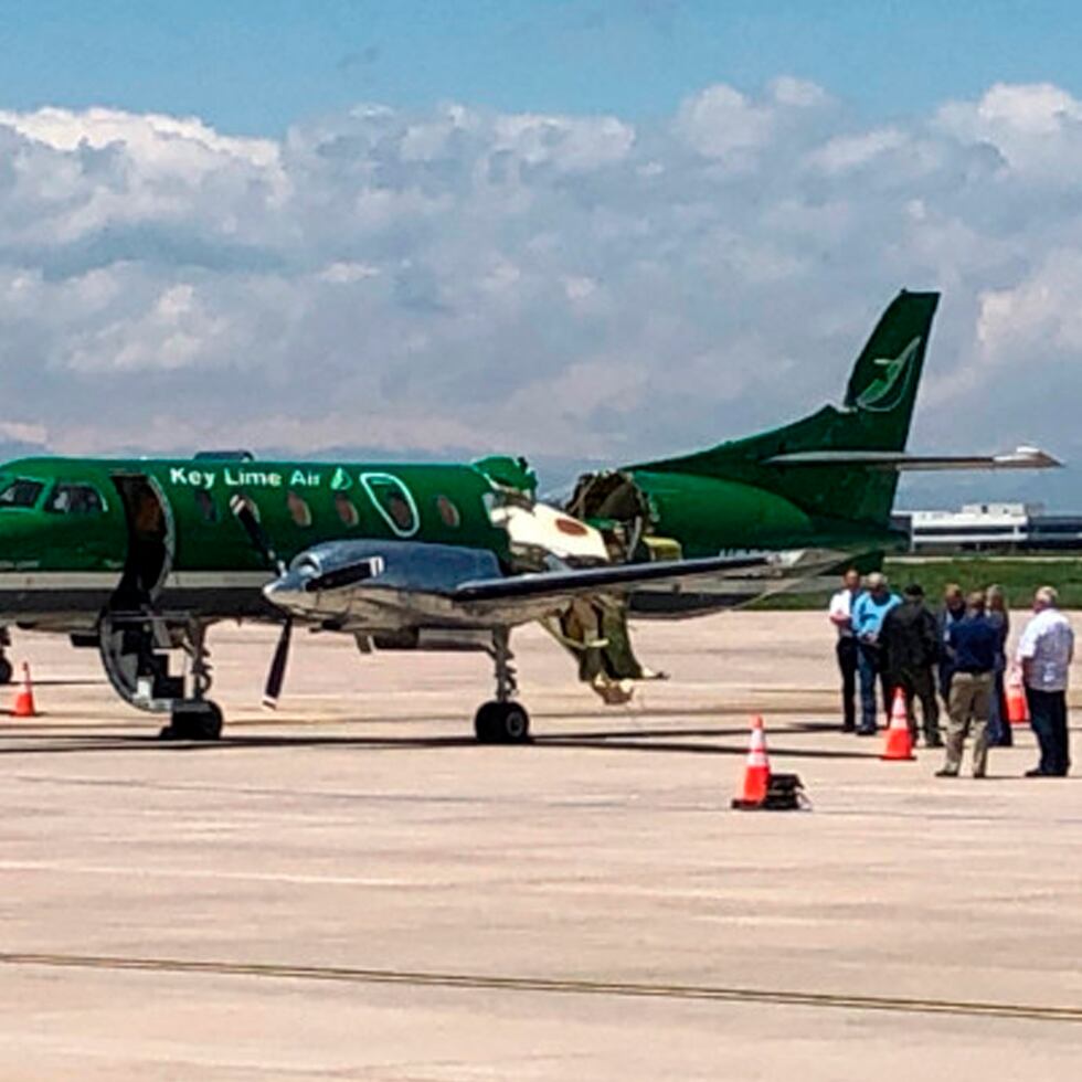 Una de las dos avionetas que lograron aterrizar tras chocar en el aire cerca de Denver.