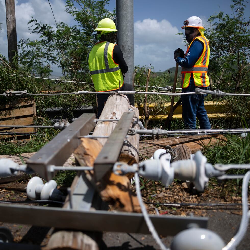 5 de octubre de 2022. Guánica, PR. Recorrido por el municipio de Guánica tras el paso del huracán Fiona, pueblo que aún sufre falta de servicio energético en varias zonas. En la foto compañía subcontratada por LUMA Energy trabaja en un poste en el puente de Maguelles. FOTO POR: Carlos Giusti/GFR Media