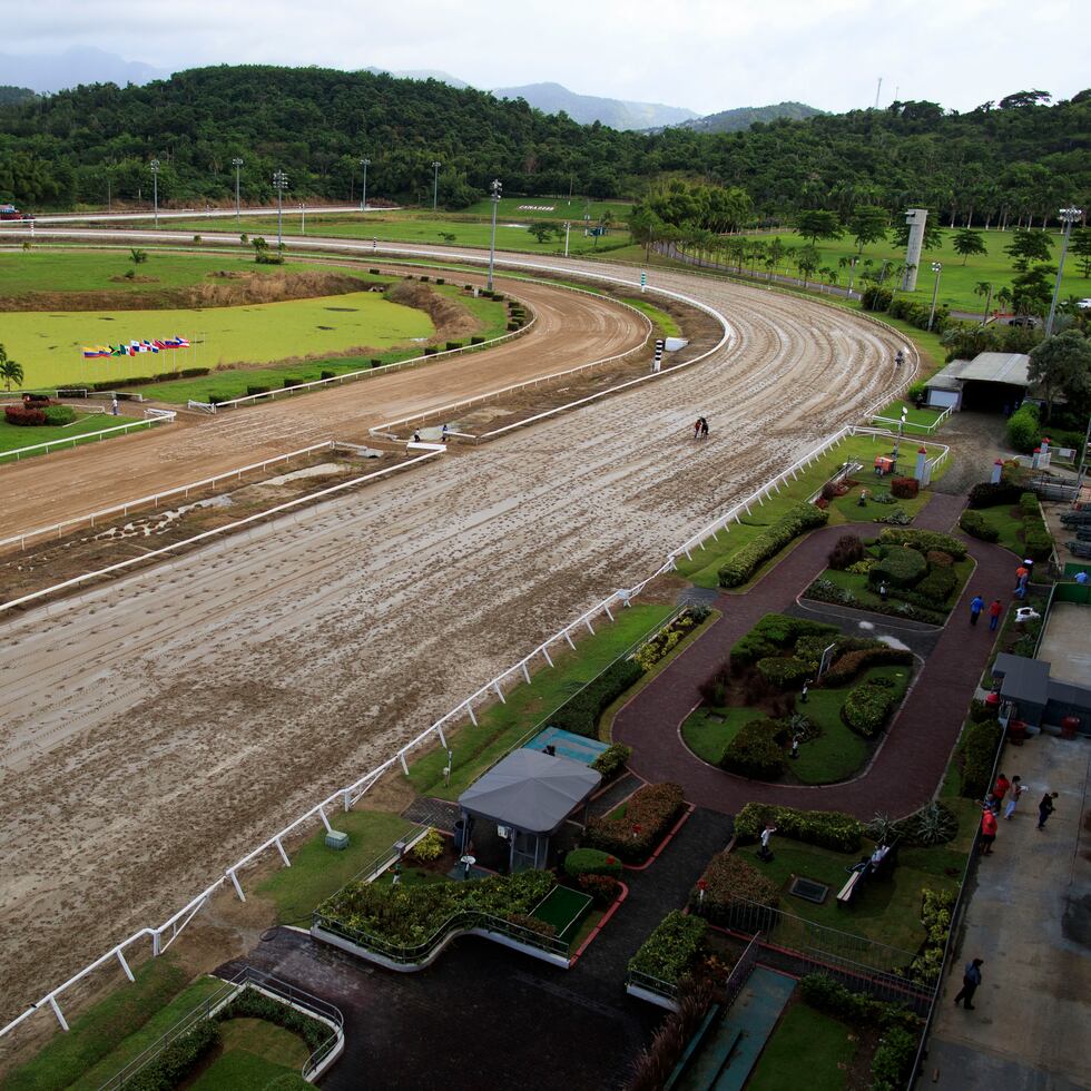 Vista superior de parte de la pista y del círculo de espera de ejemplares en el Hipódromo Camarero, que fue reconstruido a un costo de $15 millones.