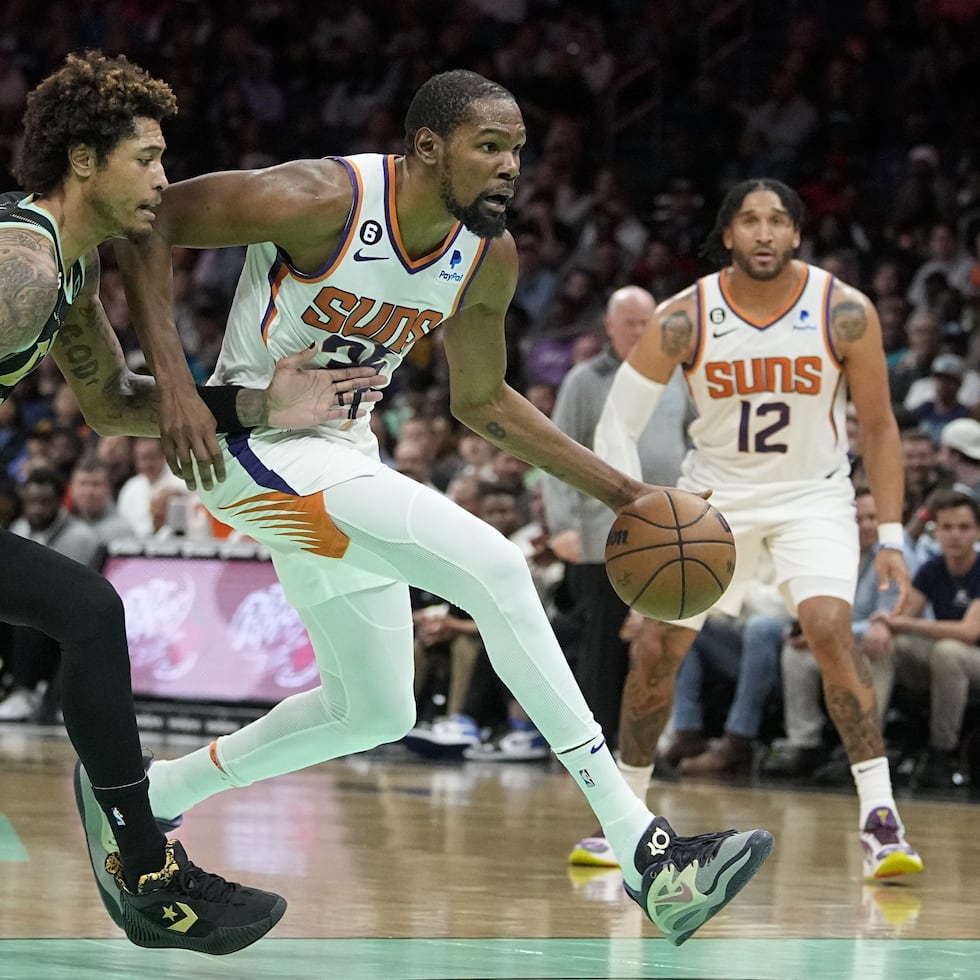 Kevin Durant maneja el balón durante su debut con los Suns de Phoenix frente a los Hornets de Charlotte.