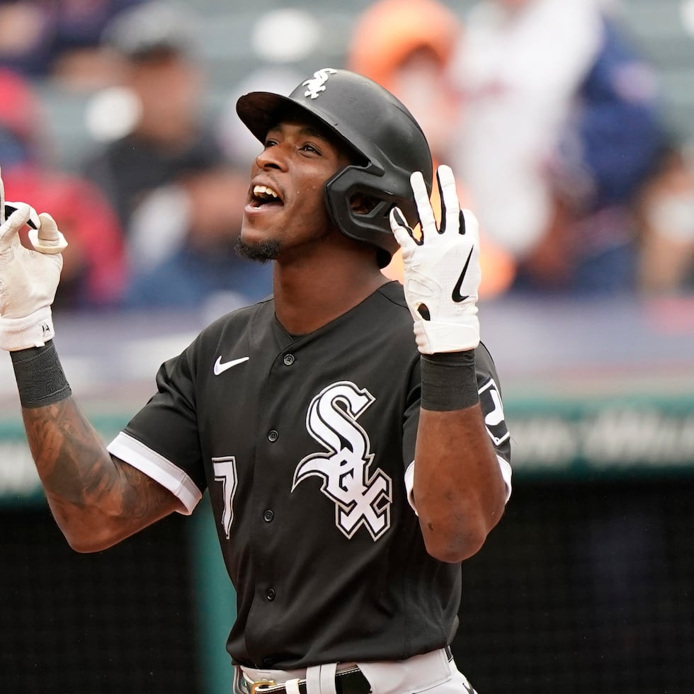 Tim Anderson, de los White Sox de Chicago, celebra después de conectar un jonrón de tres carreras en la segunda entrada en el primer juego de béisbol de una doble cartelera contra los Indians de Cleveland.