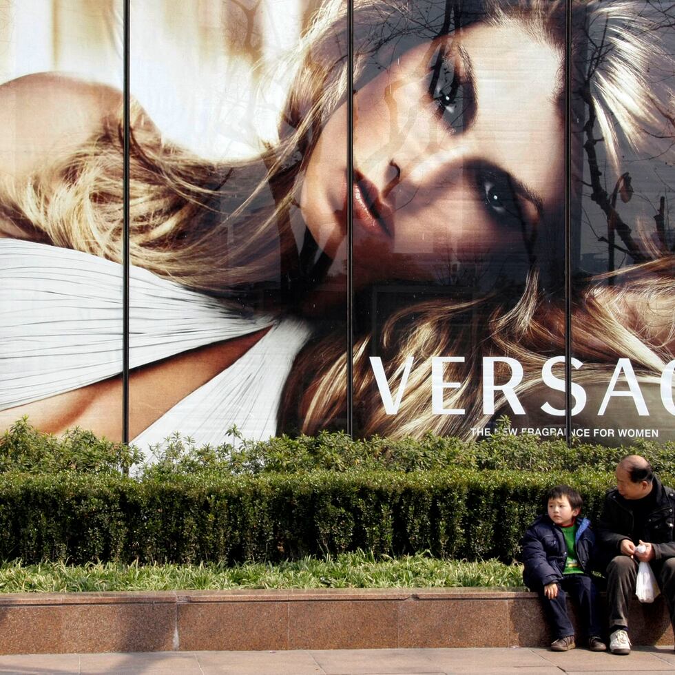 Versace no es la primera compañía extranjera en enfrentar críticas por cómo describe Hong Kong. (AP)