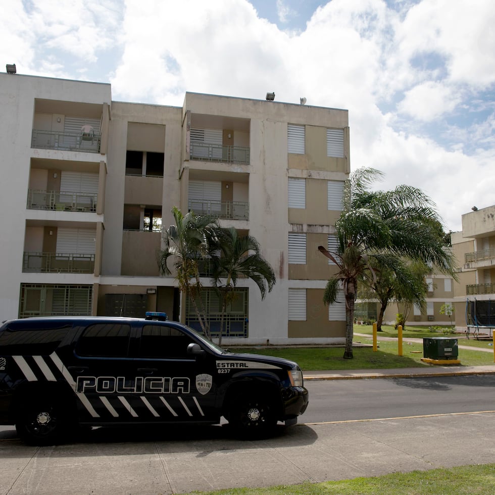 Una patrulla de la Policía en el residencial Jardines de Cataño.