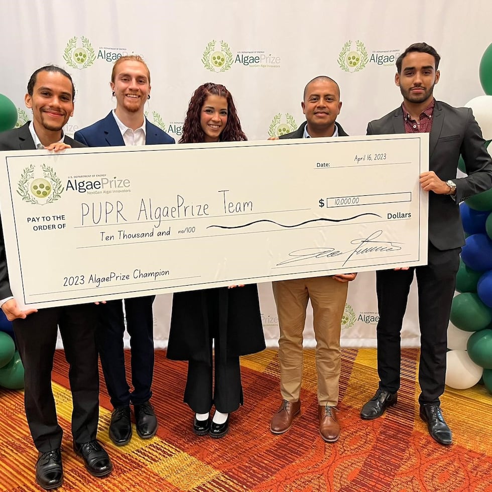 El equipo ganador de la Politécnica muestra el premio obtenido. Desde la izquierda, Jeziel Rodríguez, Sebastián Toro, Zuánichi Figueroa, Dr. Omar Móvil y Abraham Polanco.