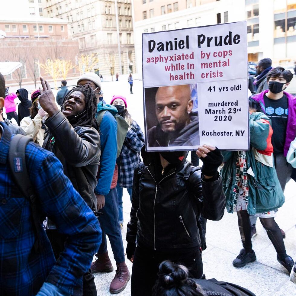 Personas protestan para exigir justicia por la muerte del afroamericano Daniel Prude, en Nueva York (EE.UU.), en una fotografía de archivo. EFE/Justin Lane