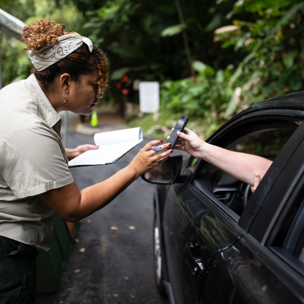 Una empleada del Servicio Forestal de Estados Unidos se encarga de validar la reservación u orientar al visitante que no tiene reservación acerca de cómo completar el proceso.