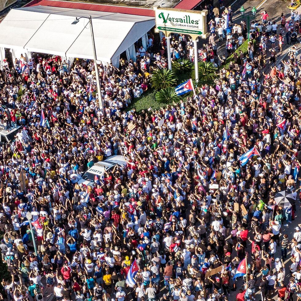 Exiliados cubanos se congregan junto al restaurante Versailles en Miami en respaldo a los manifestantes en Cuba, donde miles de personas salieron a las calles en raras protestas el domingo, 11 de julio del 2021, contra la falta de libertad y el empeoramiento de la situación económica.  (Pedro Portal/Miami Herald vía AP)