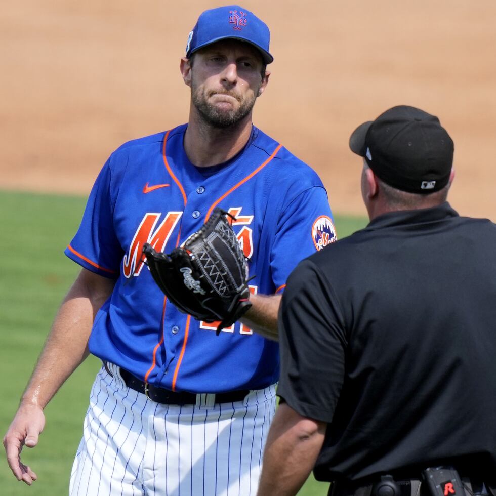 Max Scherzer, abridor de los Mets de Nueva York, habla con el umpire durante un juego de pretemporada ante los Nacionales de Washington, el viernes 3 de marzo de 2023.