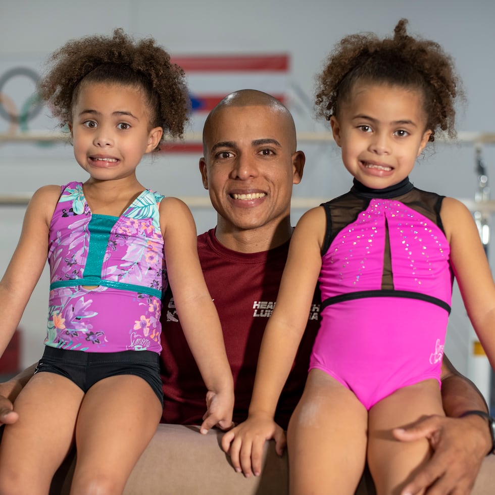 El exatleta olímpico Luis Rivera junto a sus hijas Aris (izquierda) e Isis (derecha) en el gimnasio “Gym For All" en Caguas.