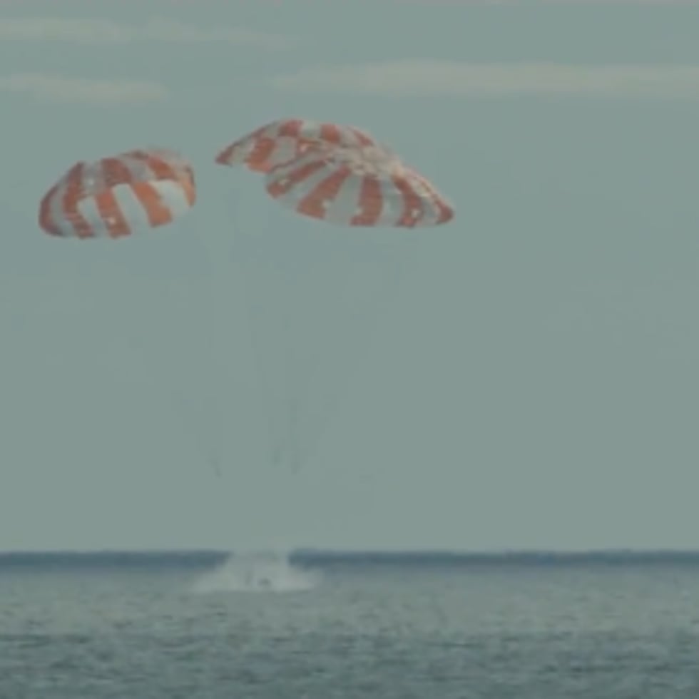 Momento en que la cápsula Orión ameriza en aguas del océano Pacífico el domingo, 11 de diciembre de 2022.