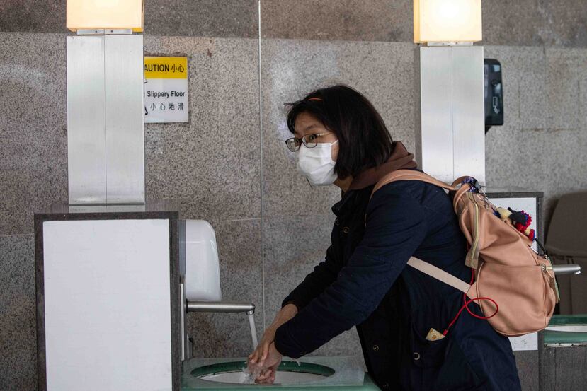 Una mujer en Hong Kong se lava las manos. (Agencia EFE)