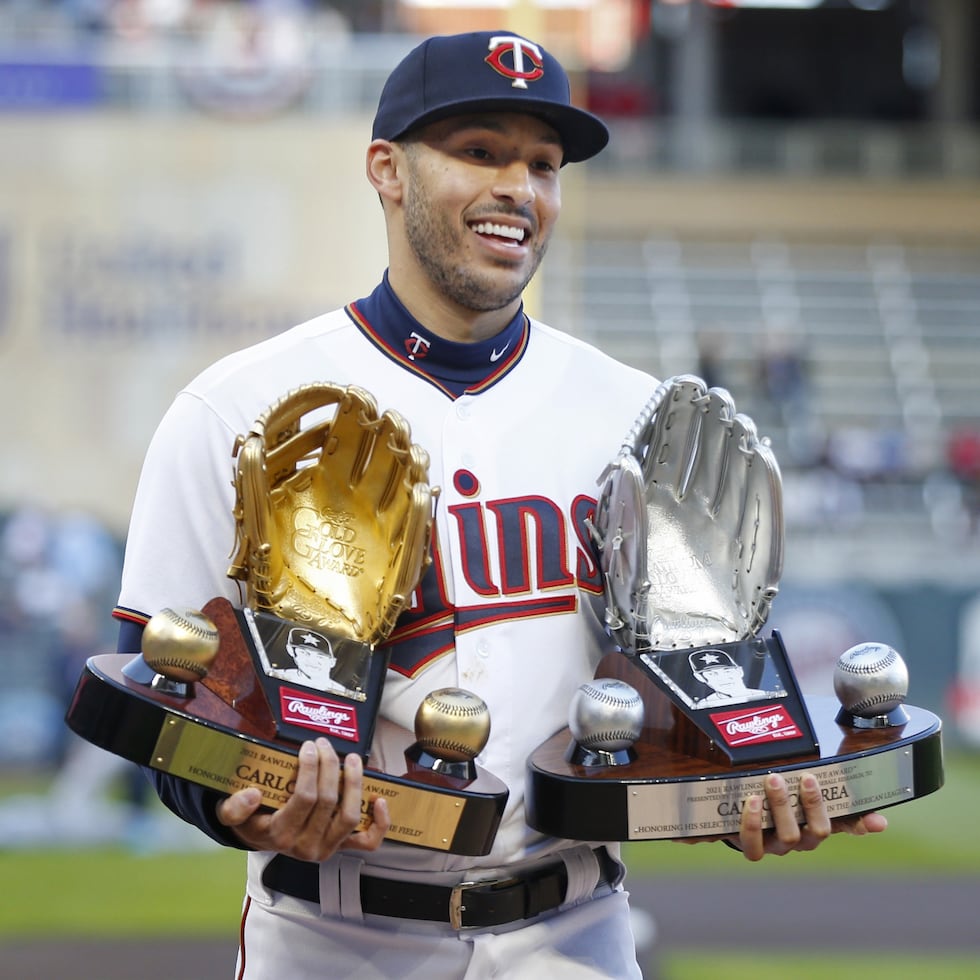 El campocorto Carlos Correa fue el último puertorriqueño en ganar el Guante de Oro en 2021. Aquí con su trofeo dorado junto al Guante de Platino, que también fue su primero el año pasado.