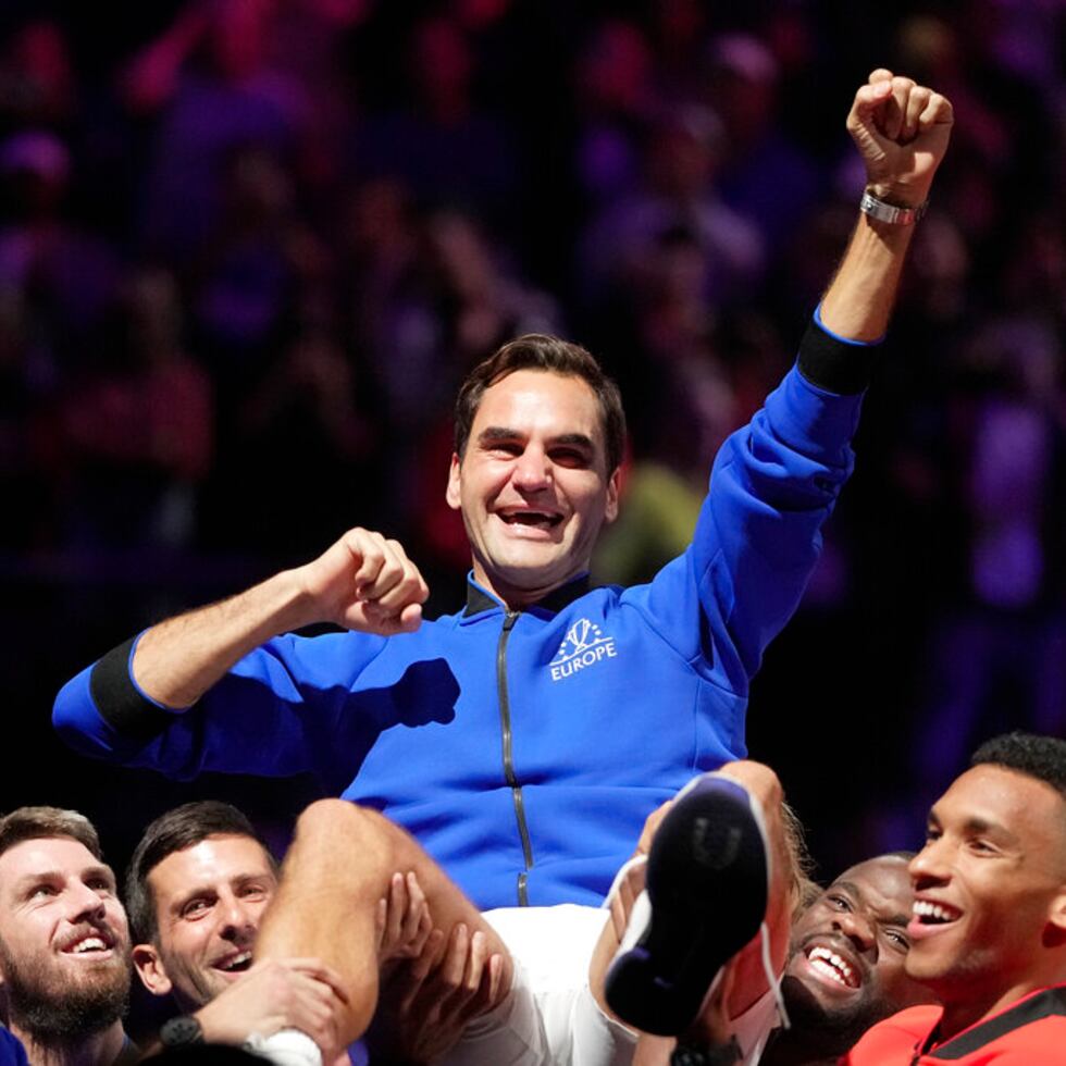 Roger Federer es alzado por sus compañeros del Equipo Europa, tras disputar el último partido de su carrera, en la Copa Laver.