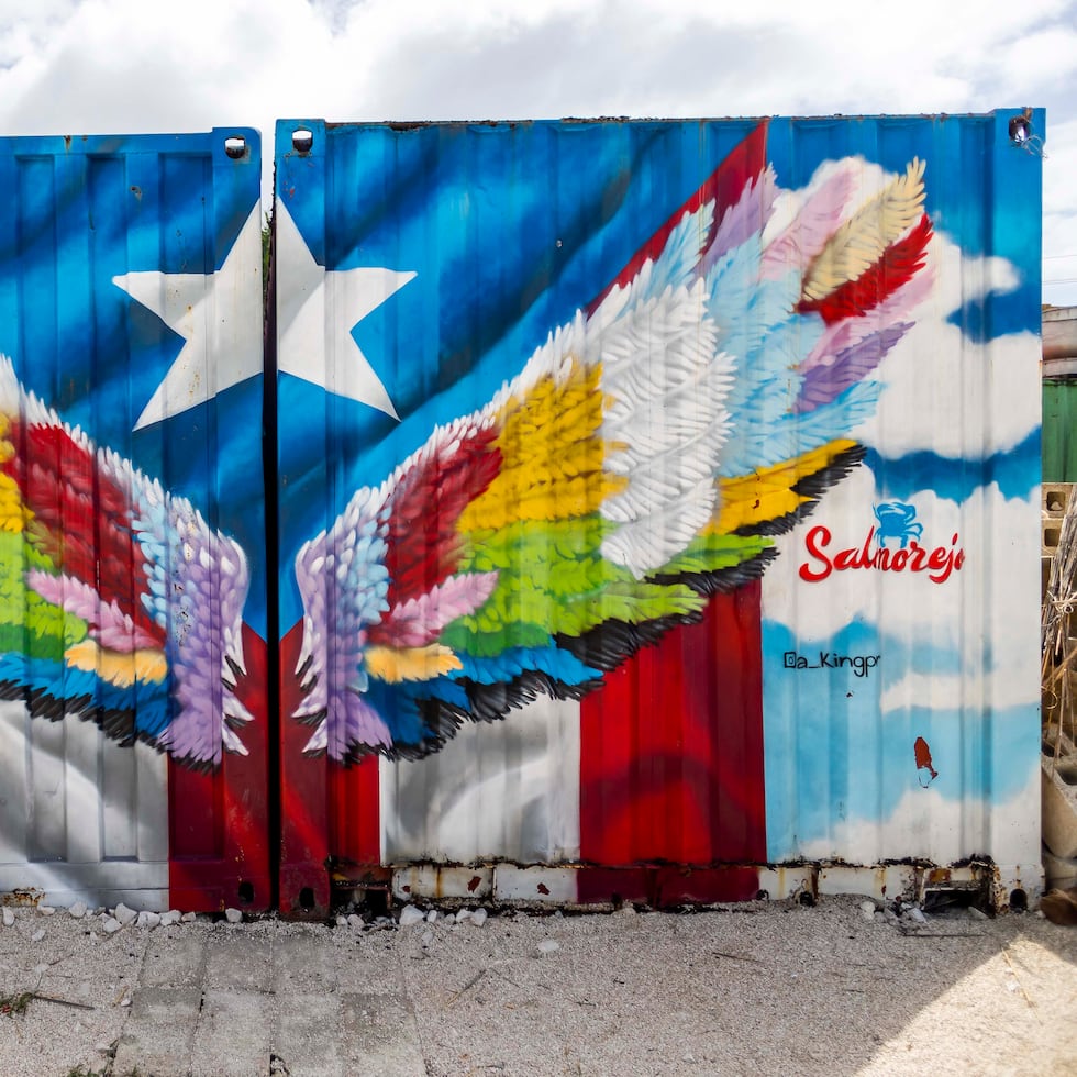 En el Restaurante Salmorejo, en Maunabo, se levantó un enorme mural donde sobresale la bandera de Puerto Rico junto con unas alas multicolores.