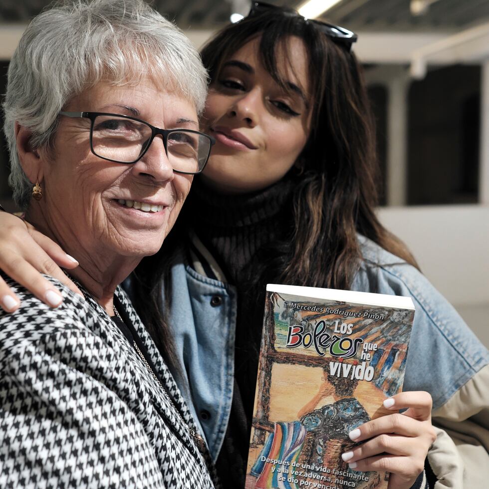 El libro de Mercedes Rodríguez cuenta la historia de una mujer que se separa de su esposo después de muchos años de matrimonio. En la foto, junto a su nieta, Camila Cabello.