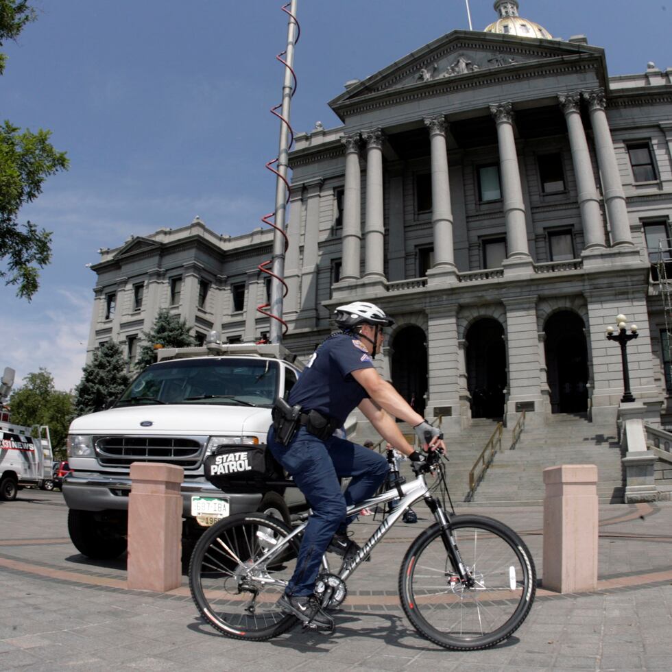 El sospechoso, dice el reporte de APD, usó una piedra para romper el vidrio trasero del auto de las víctimas, les quitó las llaves del vehículo y se dio a la fuga.