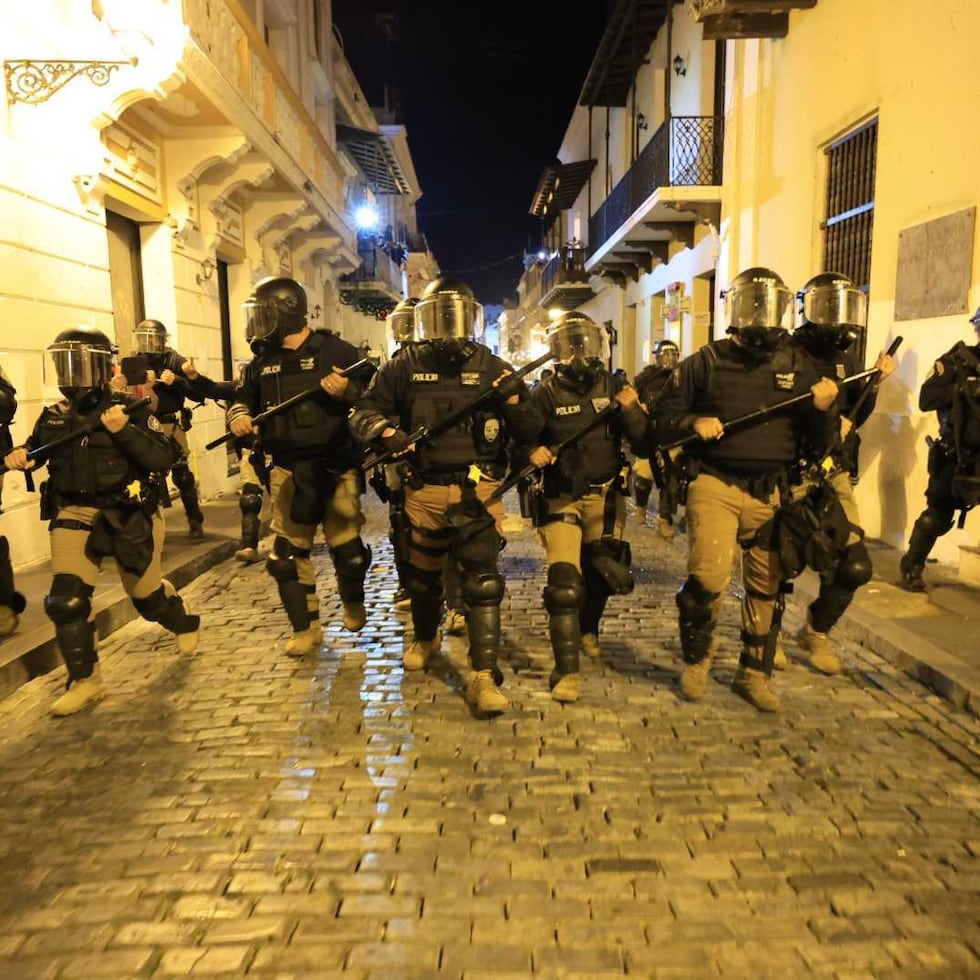 Mientras culminaba la protesta, la Fuerza de Choque acóralo el perímetro.