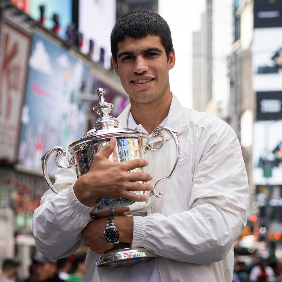 El campeón del US Open, el español Carlos Alcaraz, posa con el trofeo en Times Square, Nueva York, el lunes 12 de septiembre de 2022. (AP Foto/Yuki Iwamura)