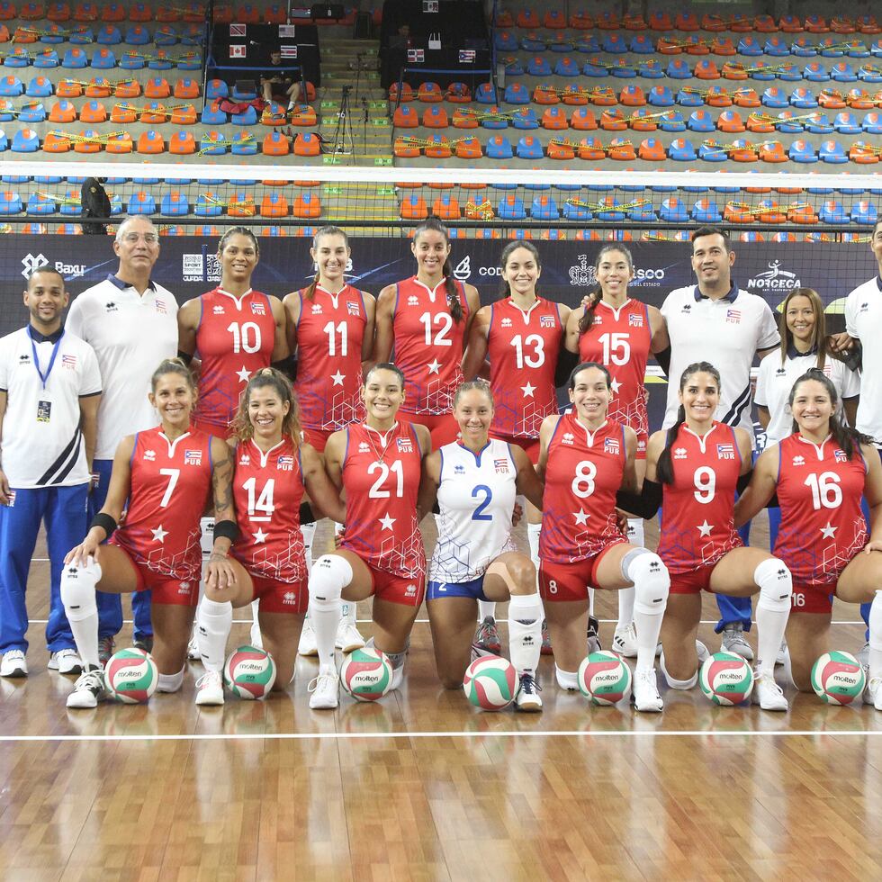 Fernando Morales, el tercero de derecha a izquierda en la fila de atrás, se estrenó como dirigente nacional en el Torneo Norceca de 2021.