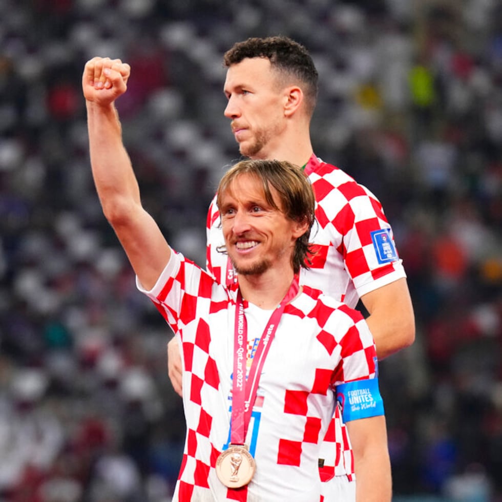 El croata Luka Modric celebra con su medalla tras el partido por el tercer puesto del Mundial de fútbol entre Croacia y Marruecos en el Estadio Internacional Khalifa de Doha, Qatar, el sábado 17 de diciembre de 2022. Croacia ganó 2-1.