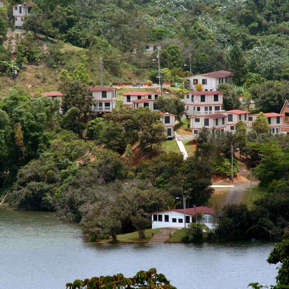 Así lucía el  Centro Vacacional Carite Lake Villas, propiedad de la UIA, en 2004, antes de caer en abandono.