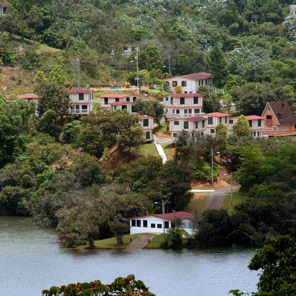 Así lucía el  Centro Vacacional Carite Lake Villas, propiedad de la UIA, en 2004, antes de caer en abandono.