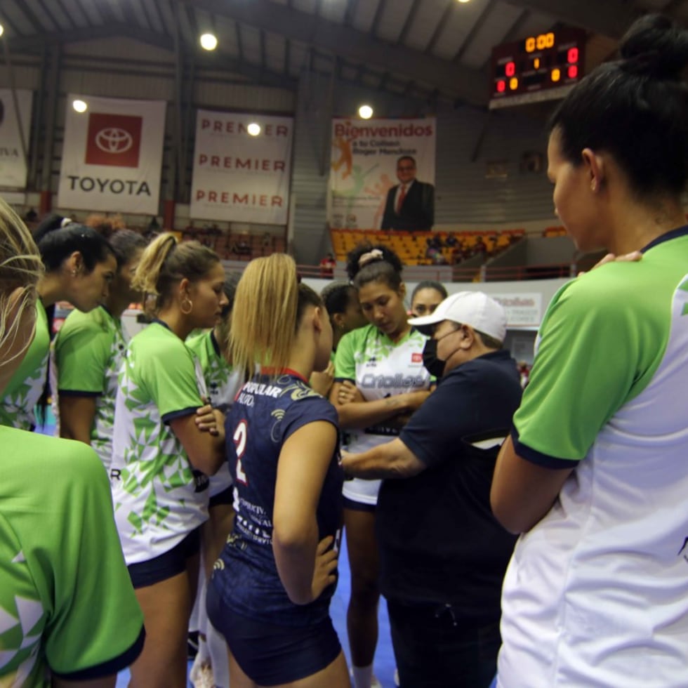 Integrantes de las Criollas de Caguas hablan con el apoderado Furiel Ramos antes de la confiscación del primer juego de la final de Voleibol Superior ante la protesta de las Sanjuaneras de la Capital en agosto.