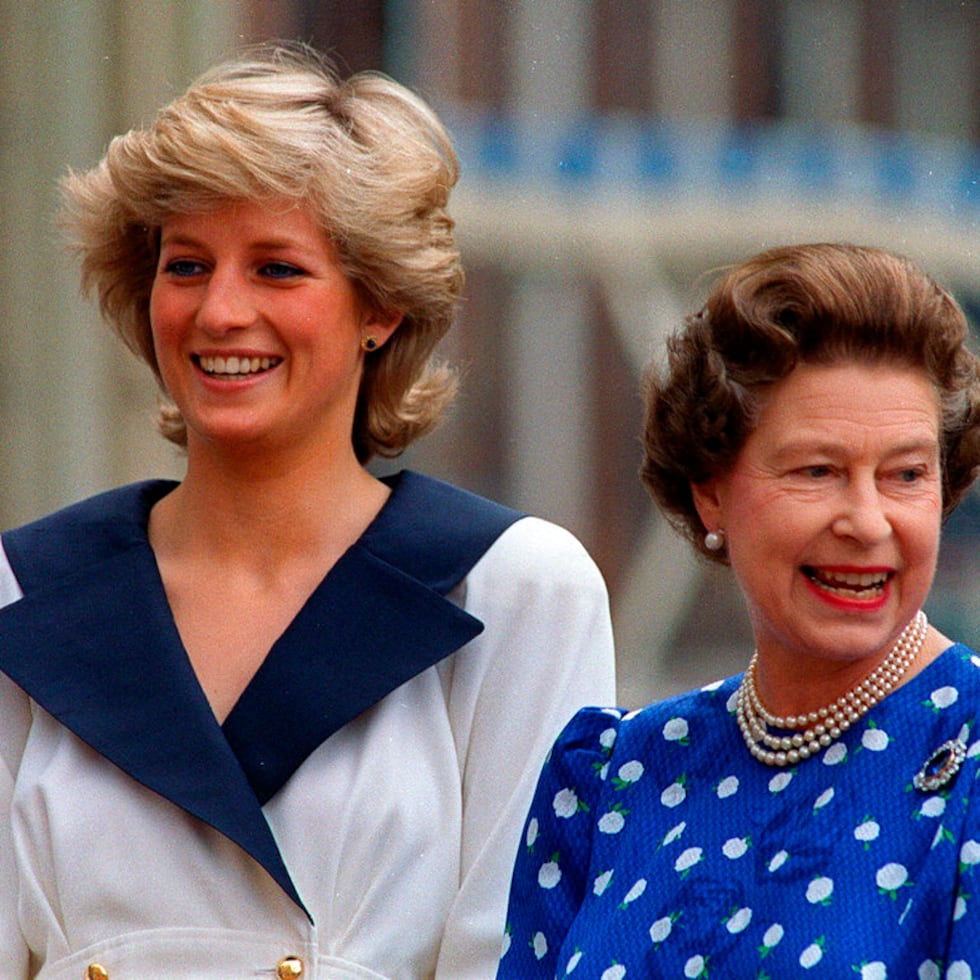 En esta foto del 4 de agosto de 1987, Diana, princesa de Gales, y la reina Elizabeth II de Gran Bretaña sonríen a las personas que las esperan afuera de la Residencia Clarence reunidas por el cumpleaños de Isabel, la reina madre, en Londres.